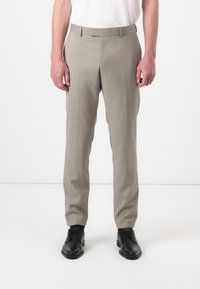 Calças dress de cor cinza claro, feitas de tecido texturizado, com um corte slim, bolsos laterais e um design de frente lisa, combinadas com sapatos pretos.