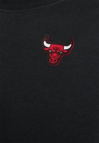 Sudadera de algodón negra con un logo bordado en rojo de los Chicago Bulls en el pecho, con detalles en blanco y negro alrededor del diseño.