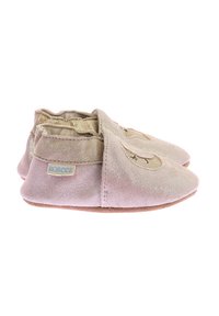 Petits chaussons en suède rose clair avec une texture douce, bouts arrondis, ouvertures latérales élastiques et une petite étiquette logo Robeez sur le côté.