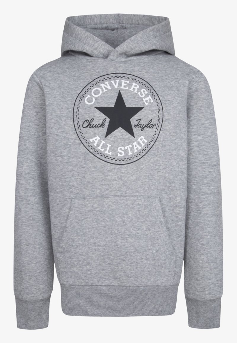 Sudadera gris con un bolsillo canguro delantero, puños acanalados y un logo redondo con una estrella negra y el texto "Converse Chuck Taylor All Star".