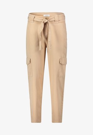 Pantalones cargo beige de algodón, con cinturón atado, bolsillos laterales y un corte ajustado. Textura suave con un diseño casual.