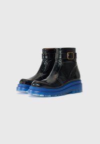 Chie Mihara YUNSEI - Wedge Ankle Boots - black/blue