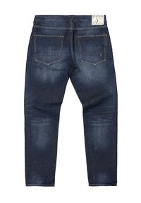 Donkerblauwe denim jeans met vervaagde plekken, twee achterzakken met stiksels, en een wit merketiket op de tailleband.