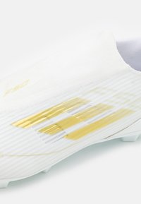 adidas Performance F50 LEAGUE LACELESS FIRM/MULTI-GROUND - Nogometne kopačke za čvrstu podlogu - footwear white/gold metallic