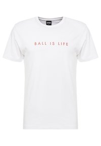 Camiseta de algodón blanca con mangas cortas y cuello redondo. Texto "BALL IS LIFE" impreso en rojo en el pecho. Textura suave.