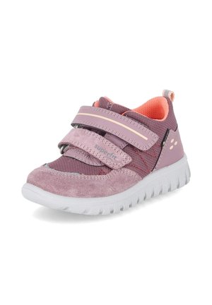 Dziecięcy różowo-fioletowy sneaker z dwoma paskami na rzep, teksturowaną podeszwą i wyściełanym pomarańczowym wnętrzem.