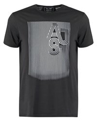 Černé bavlněné tričko s bílým pruhovaným grafickým vzorem, na kterém jsou písmena "AJ" a číslo "8" v různých tloušťkách a stylech, kulatý výstřih.