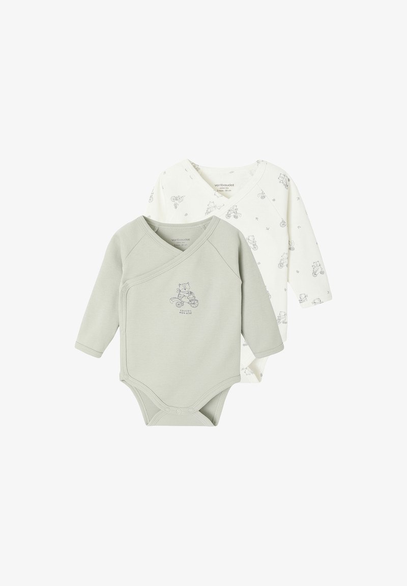 Zwei langärmelige Baby-Bodysuits, einer lichtgrün mit einem Bären auf einem Fahrrad-Print, der andere weiß mit kleinem Bären- und Fahrrad-Muster.