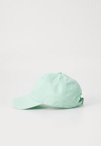 Mintgrønn bomull baseballcaps med bøyd skygge, seks-panel design, og justerbar stropp bak. Har ventilasjonsøyer.