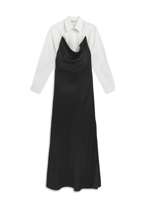 Vestido de satén negro tipo slip sobre una camisa blanca de botones, con un escote drapeado, mangas largas y una textura suave.