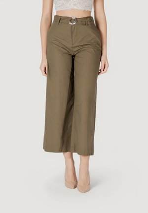 Pantaloni a gamba larga verde oliva con vita alta e una cintura con fibbia argentata, realizzati in tessuto morbido con un delicato lucido.