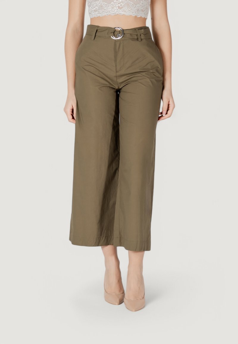 Pantaloni a gamba larga verde oliva con vita alta e una cintura con fibbia argentata, realizzati in tessuto morbido con un delicato lucido.