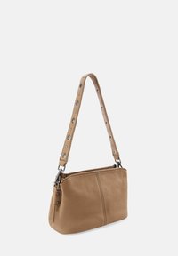 Sac à épaule en cuir marron avec une texture lisse, forme rectangulaire et une sangle rivetée. Présente des coutures le long des côtés.