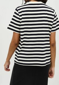 Svart- och vitrandig kortärmad t-shirt med rund halsringning, avslappnad passform och en mjuk bomullstextur.