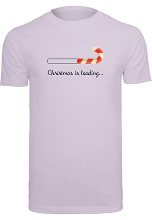 Hellblaues Baumwoll-T-Shirt mit kurzen Ärmeln, das ein Motiv eines Ladebalkens und eines Zuckerstangen zeigt, begleitet von dem Text "Weihnachten wird geladen..."