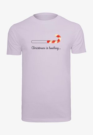 Hellblaues Baumwoll-T-Shirt mit kurzen Ärmeln, das ein Motiv eines Ladebalkens und eines Zuckerstangen zeigt, begleitet von dem Text "Weihnachten wird geladen..."