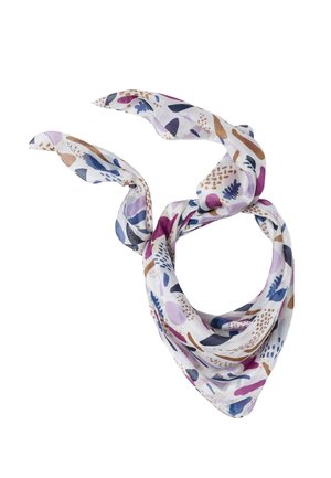 Pañuelo triangular blanco con formas abstractas en púrpura, azul, marrón y rosa, anudado de forma suelta con dos extremos que se extienden hacia afuera.