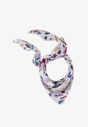 Witte driehoekige sjaal met abstracte paarse, blauwe, bruine en roze vormen, losjes gestrikt met twee uiteinden die naar buiten uitsteken.