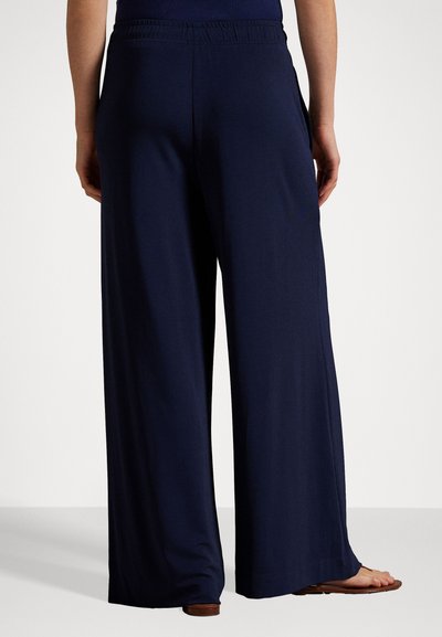 Navy levele gulvpants laget av myk, lett stoff. Har en elastisk livlinje og glatt tekstur, med minimale synlige detaljer.