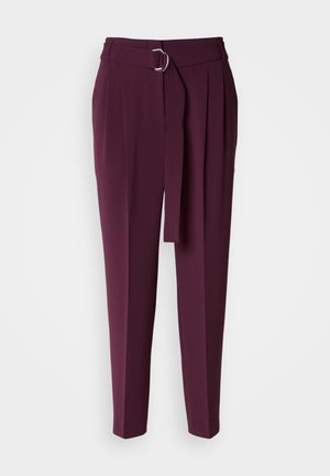 Pantaloni color prugna con vita alta, dotati di pince, una cintura in tessuto coordinato e un dettaglio con fibbia circolare argentata.