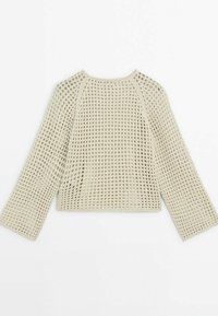 Pull beige à manches longues en tricot ajouré avec de larges trous carrés et un col rond, étalé à plat sur un fond blanc.