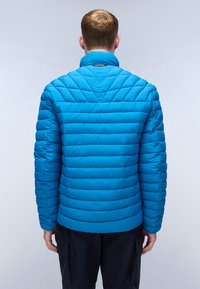 Giacca isolante blu con motivo trapuntato, colletto alto e polsini elastici; progettata per il calore con una texture liscia e lucida.