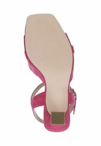 Roze suède sandaal met een vierkante neus, enkelband en metalen gesp. Heeft een gladde beige loopzool met griplijnen, maat 37 gemarkeerd.