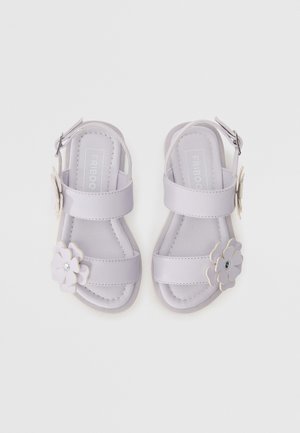 Sandales lilas à bout ouvert avec deux larges sangles, des accents floraux et une boucle. Matériau lisse et semelle rembourrée pour un confort accru.