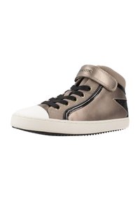 Zapatillas de media caña en bronce metálico con acentos en negro, puntera de goma blanca, cierre de cordones y Velcro, tejido texturizado y suela con patrones.