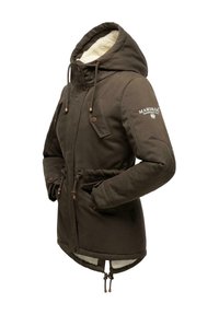 Veste d'hiver marron à capuche avec doublure en polaire, fermeture éclair et boutons à l'avant, cordons de serrage à la taille et à l'ourlet, et logo "MARIKOO" sur la manche gauche.
