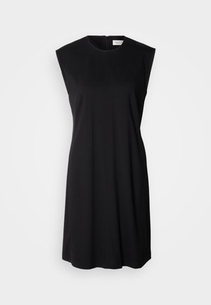 Melnā bezpiedurkņu kleita, kas izgatavota no gludas auduma, ar apaļu izgriezumu un aizmugurējo rāvējslēdzēju. Taisna silueta ar minimālu apdari.