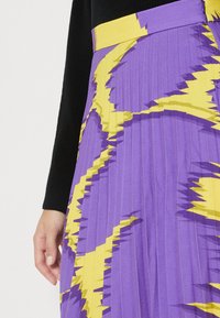 RICH MNISI SCRAMBLE SKIRT - Πλισέ φούστα - purple/yellow
