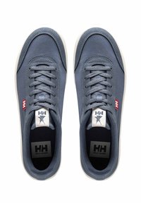 Modré textilní tenisky s síťovaným svrškem, kulatou špičkou, plochými tkaničkami a bílou gumovou podrážkou. Obsahují logo nášivky v červené a námořnické barvě.