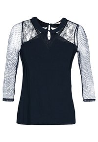 Granatowa bluzka z długimi koronkowymi rękawami i okrągłym kołnierzykiem; posiada otwarcie w kształcie kółka z tyłu oraz fakturowane zdobienia koronkowe na rękawach.