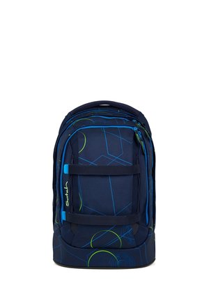 Dunkelblauer Rucksack mit grünen und hellblauen geometrischen Mustern, zwei waagerechten Riemen auf der Vorderseite und einem oberen Griff.
