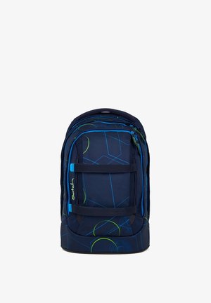 Dunkelblauer Rucksack mit grünen und hellblauen geometrischen Mustern, zwei waagerechten Riemen auf der Vorderseite und einem oberen Griff.