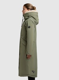 Olivengroene lange jas met een gestikte capuchon, gevoerd met fleece, zijritszakken en zwarte logo-accenten. Heeft een rechte silhouet.