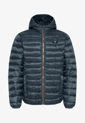 Granatowa kurtka puchowa z pikowanym wzorem, zamek błyskawiczny z przodu i kapturem. Posiada małe logo na klatce piersiowej i boczne kieszenie.