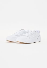 Vita sneakers i läder och mesh med perforerad design, platt gummisula och rund tå. Utrustad med vita snören och en minimalistisk design.