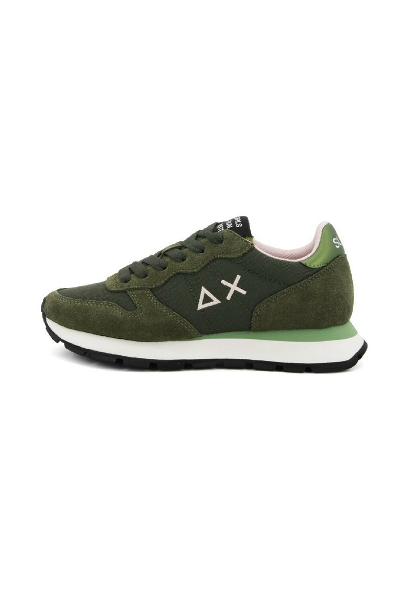 Zapatillas de ante y tela de color verde oscuro con cordones negros, suela blanca, parche en el talón verde y logo en forma de triángulo y cruz blanca en el lateral.