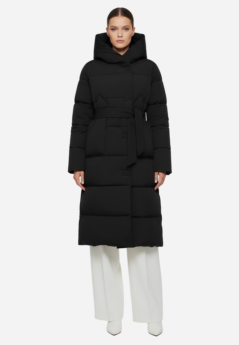Cappotto imbottito nero con cappuccio oversized, vita regolabile con cintura e silhouette lunga. Presenta sezioni trapuntate e chiusura a bottoni.