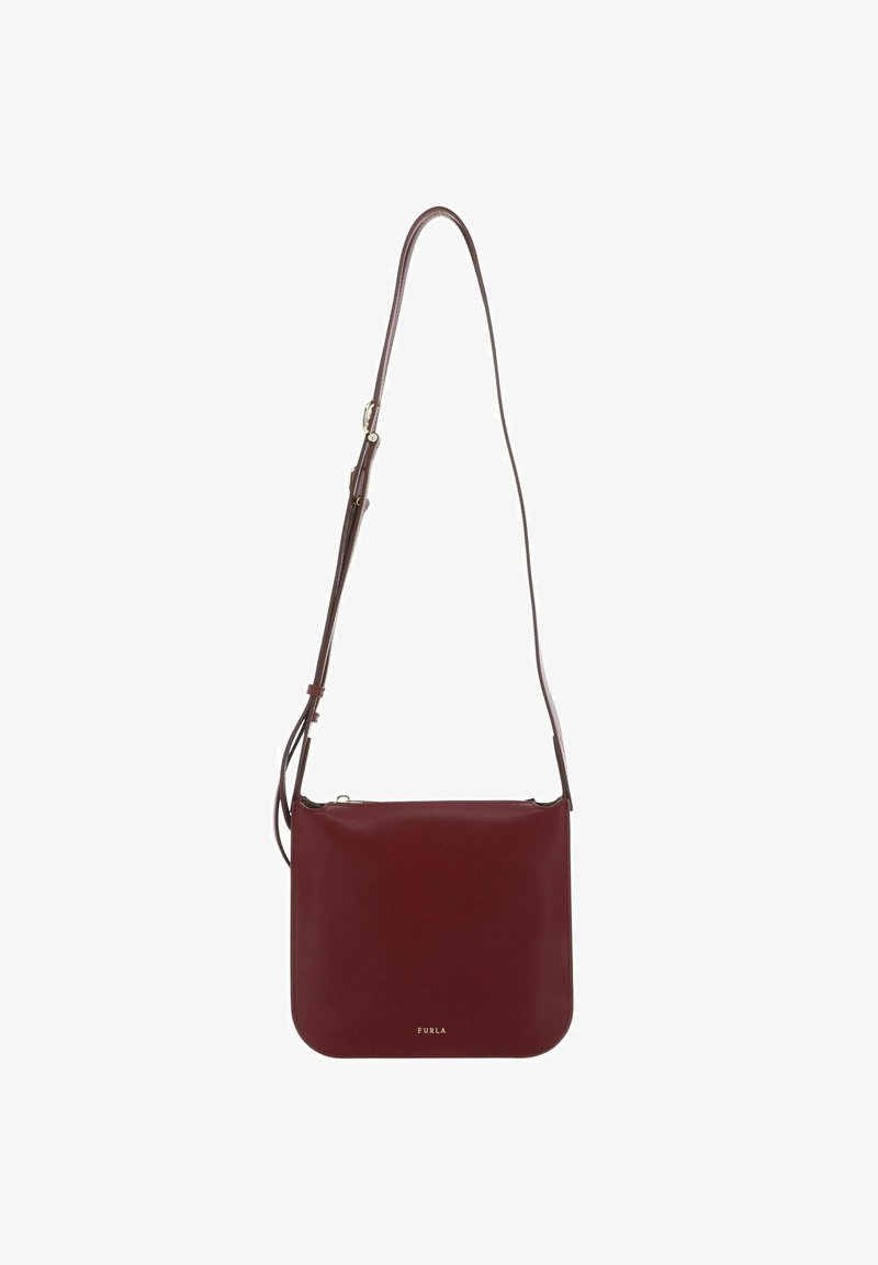 Sac bandoulière en cuir bordeaux à texture lisse, de forme carrée, avec une sangle ajustable et un détail de logo doré sur le devant.