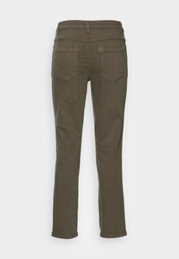 Calças verde-azeitona com um design de perna reta, bolsos traseiros e uma textura suave. Apresentam uma cintura costurada e punhos acabados.