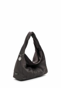 Borsa hobo nera in nylon con manico intrecciato, dotata di un accento in catena argentata e un'etichetta con logo. Texture morbida e design minimalista.