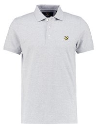 Světle šedé polo tričko s krátkým rukávem, se třemi knoflíky a malým žlutým logem ptáčka na levé hrudi.