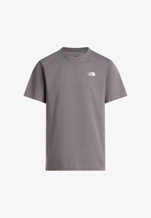 Graues T-Shirt mit kurzen Ärmeln und Rundhalsausschnitt, mit kleinem weißem The North Face-Logo auf der linken Brust, vor weißem Hintergrund.