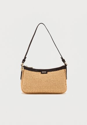 Mała beżowa pleciona torebka z czarnymi wykończeniami, czarnym paskiem na ramię, złotym zamkiem błyskawicznym i logo BOSS na środku z przodu.
