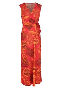 Robe longue en tissu rouge avec un design portefeuille, des manches courtes et une ceinture à nouer. Elle présente un motif de feuilles orange et marron sur toute sa surface.