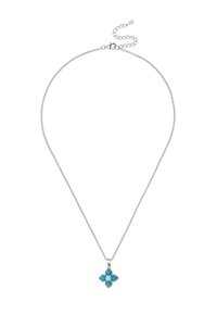 Srebrny naszyjnik łańcuszkowy z krzyżem ozdobionym czterema niebieskimi kamieniami. Projekt zawiera delikatny łańcuszek i zapięcie.