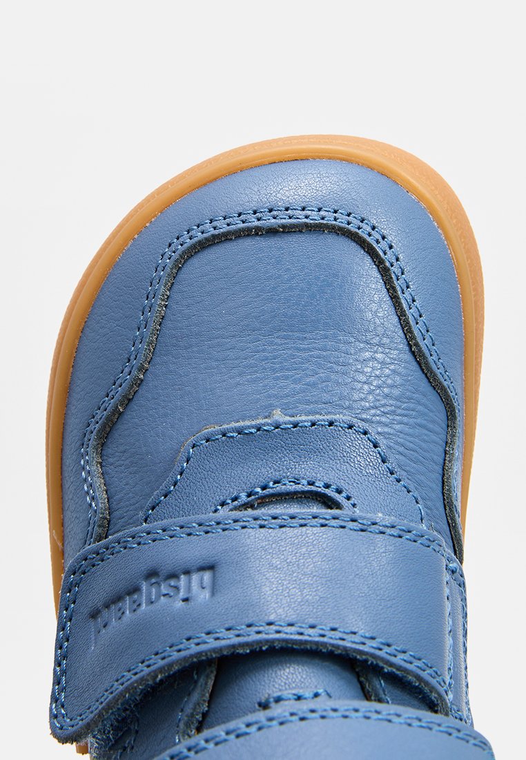 Blauwe leren schoen met een gestructureerde afwerking, voorzien van een rubberen zool, dubbele klittenbandsluitingen en contrasterende stiksels.